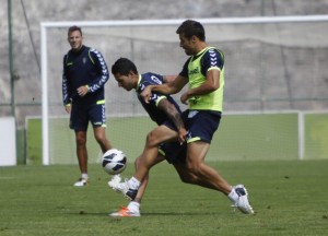 Vitolo y David García pugnan por el balón en el entreno de este miércoles / Web oficial