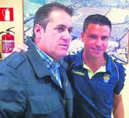 Lobera y Sandoval durante la visita de Las Palmas a El Molinón / El Comercio