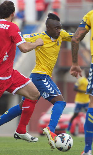 Thievy, en una acción ante el Sporting / Samuel Sánchez (udlaspalmas.net)