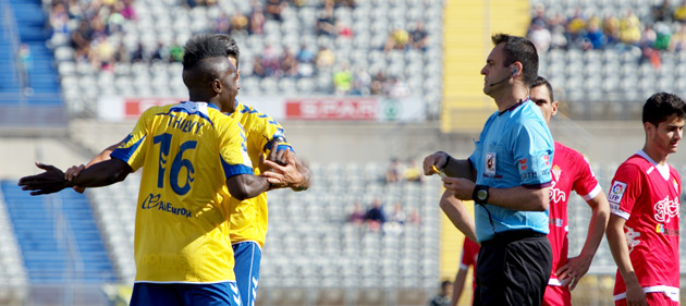 Thievy protesta a Pino Zamorano una acción de ayer. Vio amarilla. / Samuel Sánchez (udlaspalmas.net)