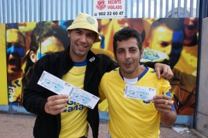Dos aficionados muestran su entrada para el partido de ida de play-off / laprovincia.es