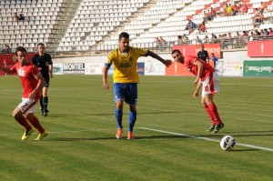 Vitolo lucha por el cuero durante el encuentro en la Nueva Condomina / Alberto Gozalo
