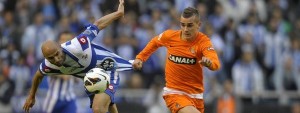 Manuel Pablo y Griezmann luchan por el cuero / AFP