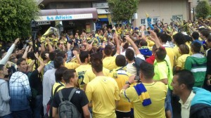 La afición en el recibimiento de la guagua el pasado miércoles.