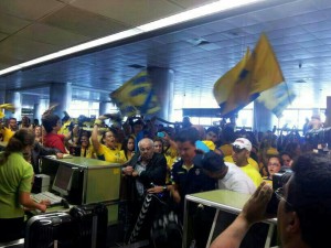 Imagen de la afición despidiendo al equipo en Gando.