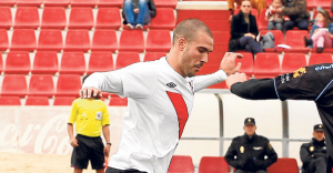 Pichu Atienza, central del Sevilla Atlético / Estadio Deportivo.