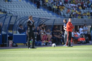 Sergio Lobera observa el transcurso del partido / Samuel Sánchez