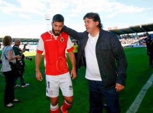 Martí Crespí siendo consolado tras el descenso / Diario Montañés
