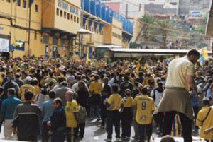 Imagen de archivo del recibimiento a la guagua de la UD Las Palmas en la temporada 2000-2001 / Luis Bautista (Twitter)
