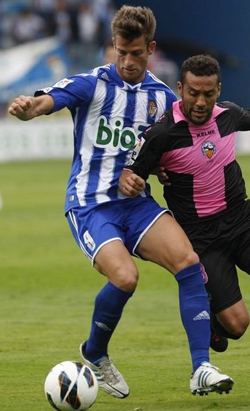 Máyor, en la disputa del balón / El Diario de León