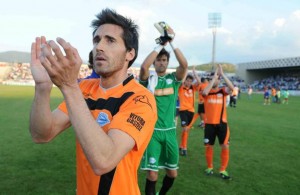 Los jugadores del Deportivo Alavés aplauden a su afición durante el partido de ida / El Correo.