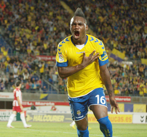 Thievy celebra un tanto con la camiseta amarilla / UDLASPALMAS.NET