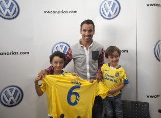 Ángel posa con su nueva camiseta / Web oficial