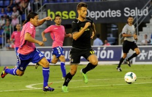 Máyor pugna por el esférico ante Raúl Llorente / Mykel.