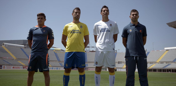 Asdrúbal, con la tercera equipación; David García, con la primera; Vicente Gómez, con la segunda; y Alejandro Rodríguez, con la ropa de paseo. 