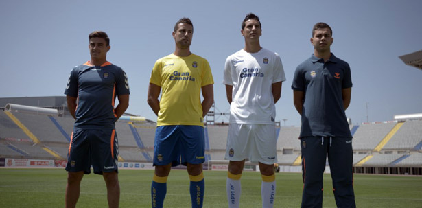 Asdrúbal, con la tercera equipación; David García, con la primera; Vicente Gómez, con la segunda; y Alejandro Rodríguez, con la ropa de paseo.