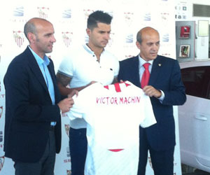 Vitolo posa junto a Monchi y Del Nido / Orgullo de Nervión.