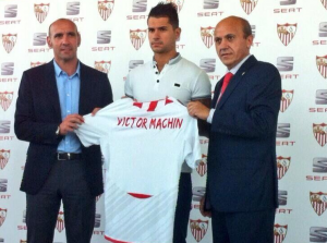 Vitolo, en su presentación con la camiseta sevillista