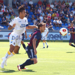 David Simón defiende a un delantero del Huesca / C. Pascual