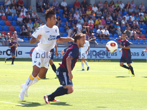 David Simón defiende a un delantero del Huesca / C. Pascual