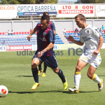 Medina trata de frenar la internada de un rival  / C. Pascual