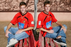 Dani y Javi Castellano, en una imagen de archivo, con la camiseta del Mallorca