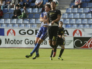 Deivid pelea por un balón aéreo / El Correo.