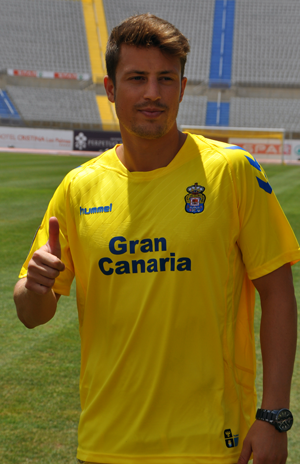 Ernesto Galán con su nueva camiseta / UDLASPALMAS.NET