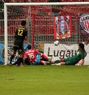 Momento del tercer gol del Lugo / Albivermello.com