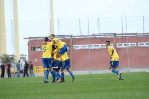 Los jugadores de Las Palmas Atlético celebran un gol ante el Atleti B / Samuel Sánchez (udlaspalmas.net)