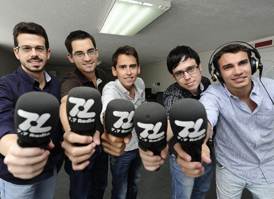El equipo de jóvenes periodista de EL REBUMBIO. De izquierda a derecha: Miguel Hernández, José Mendoza, Jorge Cruz, Darío Ojeda y Carlos Torrent. / Foto: Canarias7