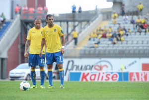 Apoño, junto a Nauzet antes de lanzar una falta / Samuel Sánchez (udlaspalmas.net)