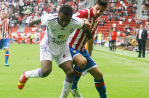 Canella en una acción defensiva ante el atacante del Jaén / Real Sporting de Gijón, web oficial.