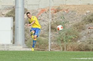 Momento en el que Héctor Figueroa marca el único gol del encuentro / Daniel Cáceres (udlaspalmas.net)