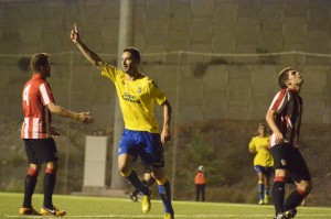Héctor Figueroa celebra su tanto / Samuel Sánchez