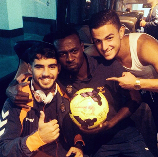 El hombre del partido. Chrisantus se llevó el balón firmado por sus compañeros tras su hat-trick. En la foto, acompañado por Tana y Asdrúbal / Twitter