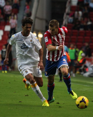 Masoud persigue a Mandi, en una acción del partido / Web Oficial Sporting de Gijón