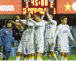 Los jugadores celebran la victoria con la afición desplazada / Foto: LFP.