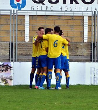 Figueroa celebra con sus compañeros el tanto de la victoria / Real Unión Club de Irún