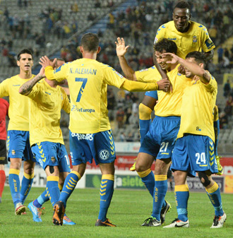 Celebración del segundo tanto de Valerón a pase de Nauzet / Samuel Sánchez (udlaspalmas.net)