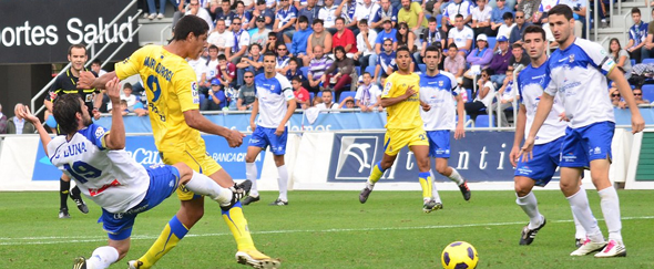 Momento en el que Mauro Quiroga hacía el empate en el último derbi en el Heliodoro Rodríguez López hace tres temporadas (1-1) / Mykel