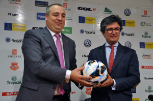 Miguel Ángel Ramírez entrega un balón firmado por toda la plantilla a Andrés Orozco, director regional de CaixaBank en Canarias / udlaspalmas.net
