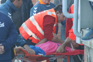 Valerón, siendo retirado del terreno de juego /udlaspalmas.net
