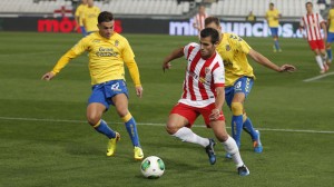 Asdrúbal presiona a un futbolista del Almería / LFP