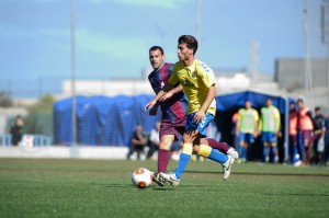 Jordi Vidal, conduciendo un balón ante el Huesca / Samuel Sánchez (udlaspalmas.net)