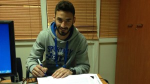 Héctor Figueroa, en el momento de la firma de su nuevo contrato / Web oficial
