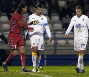 Barbosa, David García y Dani Castellano discuten en un momento del encuentro ante la Ponferradina / LFP