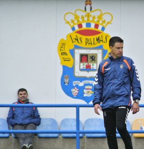 Lobera, en primer plano. En segundo plano Juanito y el escudo de la Unión Deportiva Las Palmas / Mykel