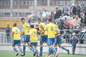Las Palmas Atlético no afloja. Logró vencer a balón parado a un Real Madrid C que nunca fue rival para el líder. Leo, en una falta lejana, y los centrales tinerfeños Ayoze Placeres y Carlos Gutiérrez en jugadas ensayadas lograron los tantos del equipo de Víctor Afonso. Aventaja en cinco puntos al segundo. Al filial