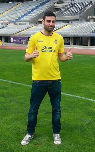 Benja, posando con su nueva camiseta, esta mañana en el Estadio de Gran Canaria / @jesus_izdo
